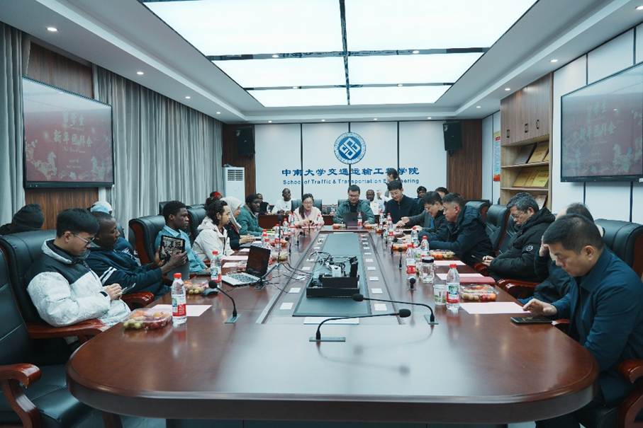 一群人在餐厅吃饭 AI 生成的内容可能不正确。