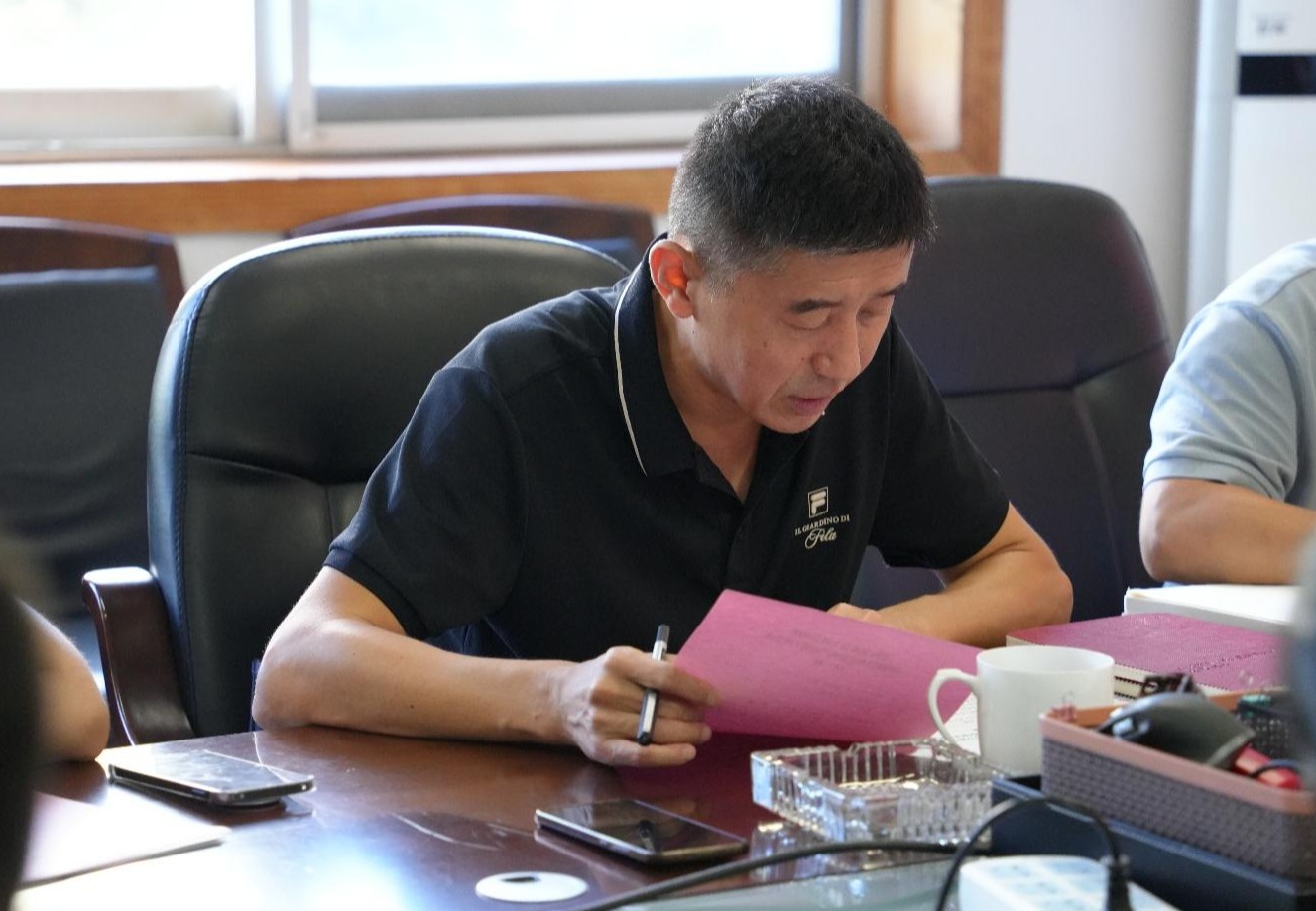 桌子前坐着的男人AI 生成的内容可能不正确。